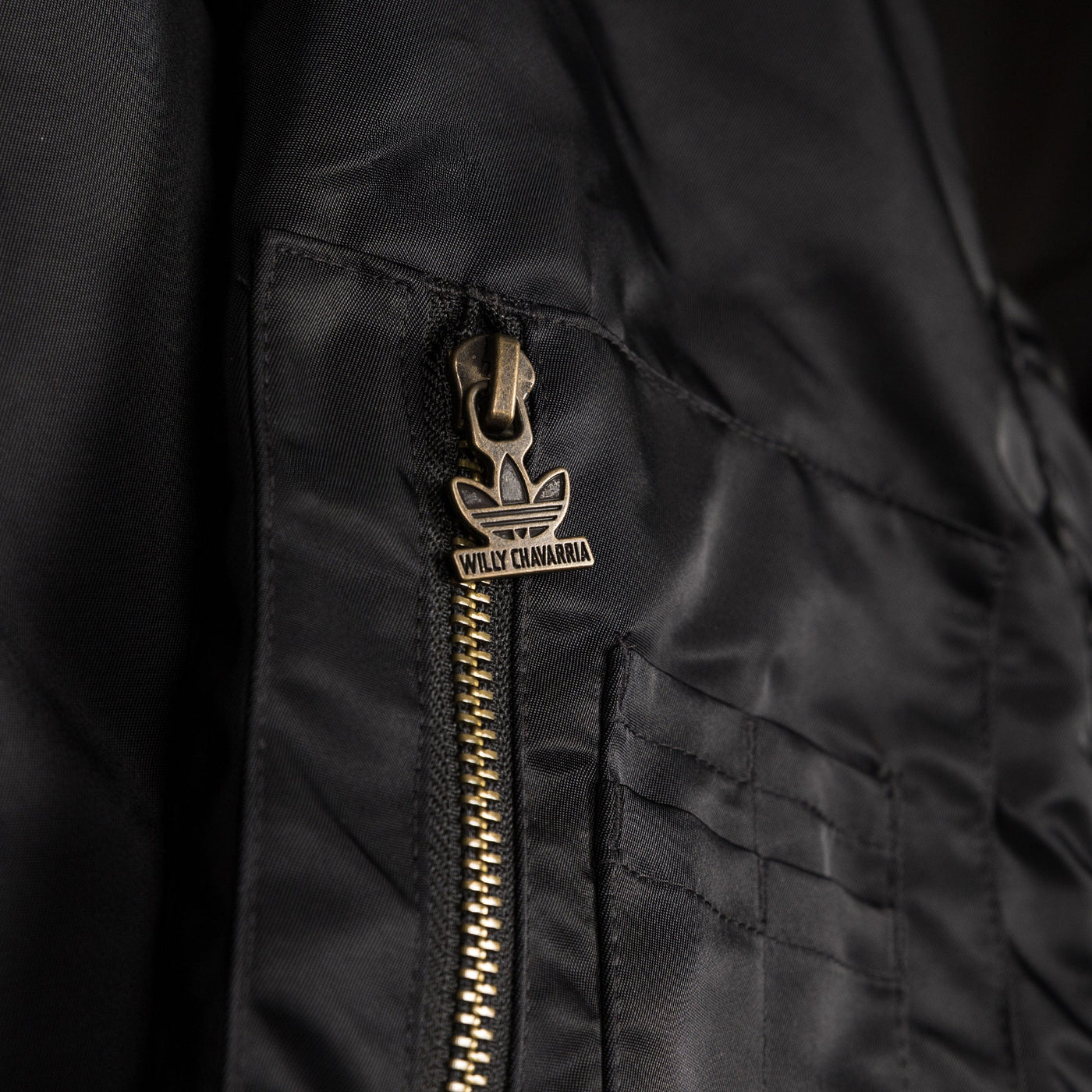 Satynowa kurtka bomberka Adidas x Willy Chavarria